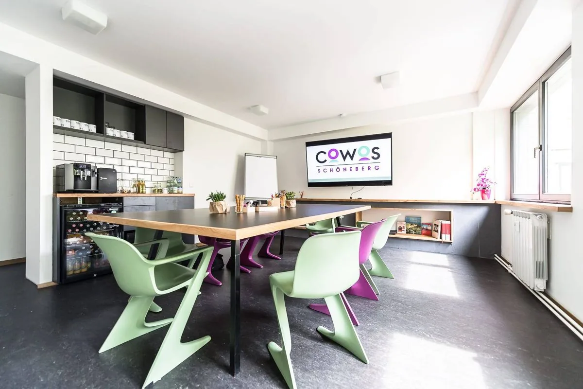 Meetingraum bei COWOS Coworking Berlin mit COWOS-Logo